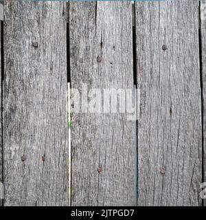 Texture di vecchie tavole grigie spaccate per sfondo e design. La tessitura di tavole di legno asciutte Foto Stock