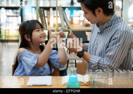 Bambino e padre che fanno esperimenti scientifici. Concetto di scienza dell'istruzione Foto Stock