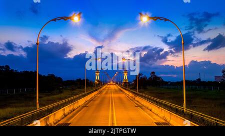 Thai Lao Friendship Bridge nella provincia di Nakhon Phanom, Thailandia. Foto Stock