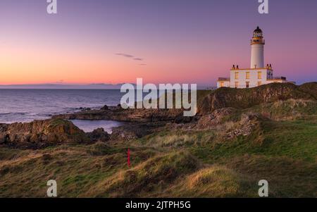 Faro di Turnberry dal 9th verde del campo da golf Ailsa a Turnberry, Ayrshire, Scozia. Lo skyline dell'isola di Arran e dell'isola Santa può Foto Stock