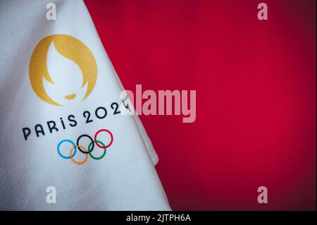 PARIGI, FRANCIA, AGOSTO 8. 2022: Giochi olimpici di Parigi 2024. Sfondo rosso, modificare lo spazio sullo sfondo Foto Stock