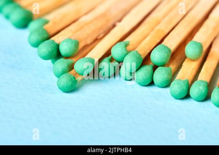 Primo piano di un gruppo di partite con teste verdi su sfondo blu Foto Stock