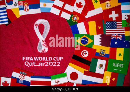 DOHA, QATAR, 30 AGOSTO 2022: Antefatto ufficiale della Coppa del mondo FIFA Qatar 2022. Bandiere di tutti i 32 paesi che giocheranno in Qatar Foto Stock