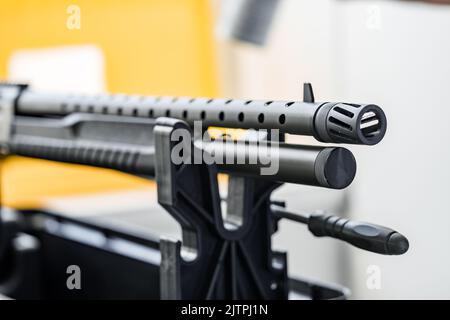 Fucile automatico in piedi sul tavolo del laboratorio di armi Foto Stock