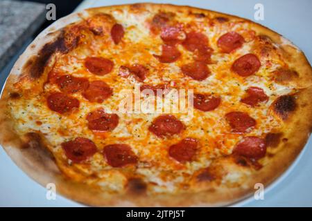 Pizza peperoni appena sfornata. Foto Stock