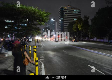 Una strada principale in Accra. Di notte Foto Stock