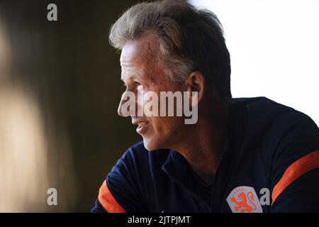 ZEIST - Coach Andries Jonker durante una sessione di allenamento della nazionale femminile olandese. Le Lionesse arancioni si stanno preparando per la partita amichevole contro la Scozia. ANP OLAF KRAAK Foto Stock