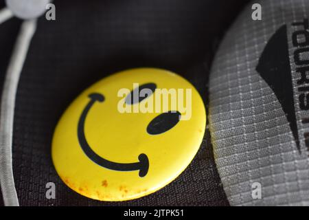 Giallo sorridente acceso su stoffa Foto Stock