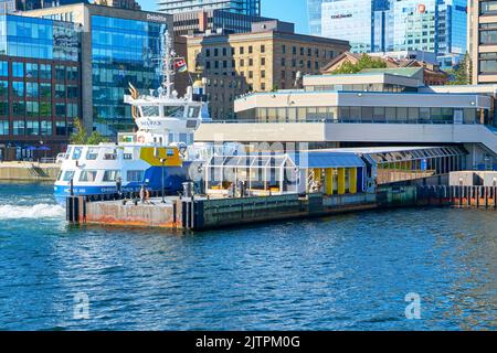 I traghetti gestiti dall'autorità di transito di Halifax trasportano passeggeri attraverso il porto di Halifax da Dartmouth a Halifax Nova Scotia. Questa foto è o Foto Stock