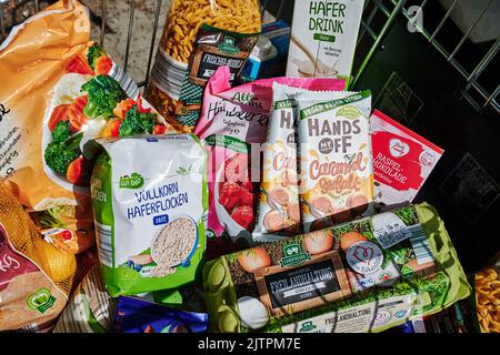 Berlino, Germania - 1 settembre 2022: Visualizza un carrello completo con vari prodotti per le esigenze quotidiane. Foto Stock