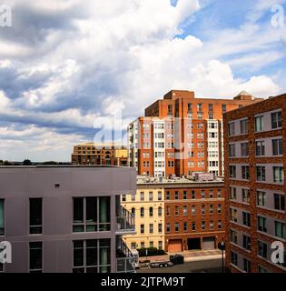 La vista dal tetto di un edificio di appartamenti a Arlington, VA in una giornata nuvolosa Foto Stock