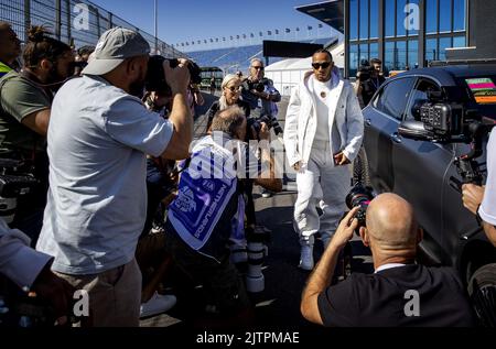 ZANDVOORT - Paesi Bassi, 1st settembre 2022. ZANDVOORT - Lewis Hamilton (Mercedes) arriva sul circuito. Il GP si è svolto lo scorso anno in forma modificata a causa delle misure corona. Quest'anno sono attesi fino a 110.000 visitatori al giorno. KOEN VAN WEEL Credit: ANP/Alamy Live News Foto Stock