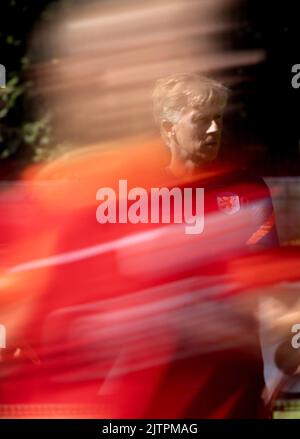 ZEIST - Coach Andries Jonker durante una sessione di allenamento della nazionale femminile olandese. Le Lionesse arancioni si stanno preparando per la partita amichevole contro la Scozia. ANP OLAF KRAAK Foto Stock