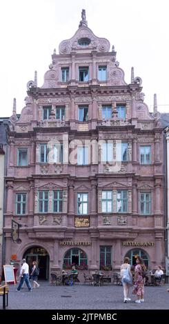 La facciata del 16th ° secolo Hotel Zum Ritter St. Georg, Heidelberg, Germania Foto Stock