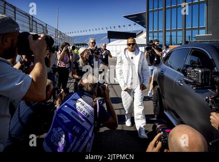 ZANDVOORT - Paesi Bassi, 1st settembre 2022. ZANDVOORT - Lewis Hamilton (Mercedes) arriva sul circuito. Il GP si è svolto lo scorso anno in forma modificata a causa delle misure corona. Quest'anno sono attesi fino a 110.000 visitatori al giorno. KOEN VAN WEEL Credit: ANP/Alamy Live News Foto Stock