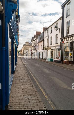 Una tranquilla domenica mattina sulla High Street di Kinton Herefordshire Inghilterra UK. Agosto 2022 Foto Stock