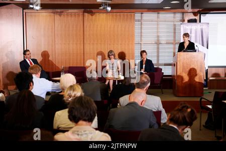 Anne Milton, la dott.ssa Anne Dixon, il professor Julian le Grand e il professor Lindsay Davies che parlano al King's Fund Breakfast discute 28/07/10 Foto Stock