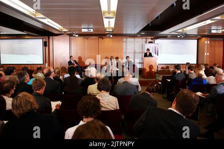 Anne Milton, la dott.ssa Anne Dixon, il professor Julian le Grand e il professor Lindsay Davies che parlano al King's Fund Breakfast discute 28/07/10 Foto Stock