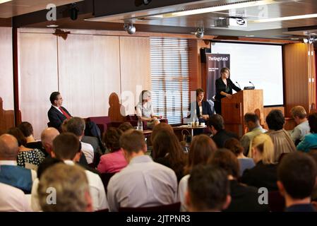 Anne Milton, la dott.ssa Anne Dixon, il professor Julian le Grand e il professor Lindsay Davies che parlano al King's Fund Breakfast discute 28/07/10 Foto Stock