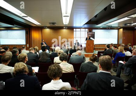 Anne Milton, la dott.ssa Anne Dixon, il professor Julian le Grand e il professor Lindsay Davies che parlano al King's Fund Breakfast discute 28/07/10 Foto Stock