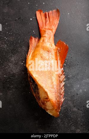 Spigola affumicata, dal gusto delicato, vista dall'alto. Foto Stock