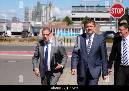 Lutherstadt Wittenberg, Germania. 01st Set, 2022. Carsten Franzke (l-r), amministratore delegato di SKW Stickstoffwerke Piesteritz GmbH, Sven Schulze (CDU), ministro dell'Economia dello Stato di Sassonia-Anhalt, e Torsten Zugehör (non partitico), sindaco di Lutherstadt Wittenberg, camminano di fronte all'impianto chimico. Il maggiore produttore tedesco di azoto e ammoniaca è minacciato da lavori di breve durata a causa della carenza di gas. Credit: Sebastian Willnow/dpa/Alamy Live News Foto Stock