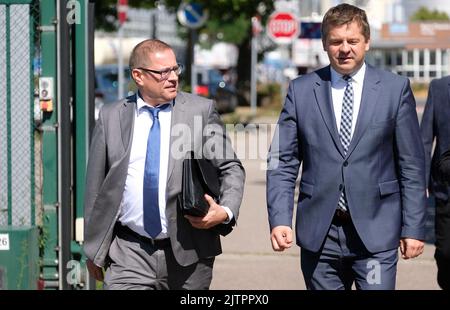 Lutherstadt Wittenberg, Germania. 01st Set, 2022. Carsten Franzke (l), amministratore delegato di SKW Stickstoffwerke Piesteritz GmbH, e Sven Schulze (CDU), ministro dell'Economia dello Stato di Sassonia-Anhalt, camminano davanti all'impianto chimico. A causa della carenza di gas, il lavoro a breve termine minaccia il maggior produttore tedesco di azoto e ammoniaca. Credit: Sebastian Willnow/dpa/Alamy Live News Foto Stock