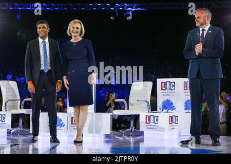 Londra, Regno Unito. 31st ago, 2022. Da sinistra a destra: Rishi Sunak, Liz Truss, candidati, Andrew Stephenson, Presidente del Partito conservatore le ultime marchette nella gara di leadership del Partito conservatore, tenutasi alla Wembley Arena, vedono Liz Truss e Rishi Sunak competere per guidare il partito e diventare il prossimo primo Ministro. Credit: Imageplotter/Alamy Live News Foto Stock