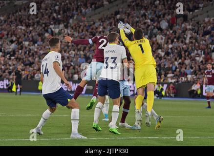 Londra, Regno Unito. 31st ago, 2022. Hugo Lloris, il portiere di Tottenham Hotspur blocca un tentativo di goal durante la partita della Premier League, West Ham Utd contro Tottenham Hotspur al London Stadium, Queen Elizabeth Olympic Park a Londra mercoledì 31st agosto 2022. Questa immagine può essere utilizzata solo per scopi editoriali. Editoriale solo foto di Sandra Mailer/Andrew Orchard sports photography/Alamy Live news Credit: Andrew Orchard sports photography/Alamy Live News Foto Stock