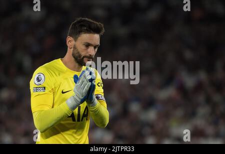 Londra, Regno Unito. 31st ago, 2022. Hugo Lloris, il portiere di Tottenham Hotspur guarda su. Incontro della Premier League, West Ham Utd contro Tottenham Hotspur al London Stadium, Queen Elizabeth Olympic Park a Londra mercoledì 31st agosto 2022. Questa immagine può essere utilizzata solo per scopi editoriali. Editoriale solo foto di Sandra Mailer/Andrew Orchard sports photography/Alamy Live news Credit: Andrew Orchard sports photography/Alamy Live News Foto Stock