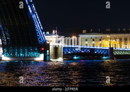 RUSSIA, PETERSBURG - 19 AGOSTO 2022: Notte petersburg ponte fortezza san neva russia palazzo san, per la sera acqua dalla vista e l'alba urbano, europa Foto Stock