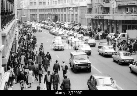 Bucarest, Romania, aprile 1990. Persone e veicoli su Calea Victoriei, famoso viale della Città Vecchia, pochi mesi dopo la rivoluzione anticomunista del dicembre 1989. Foto Stock