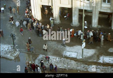 Bucarest, Romania, gennaio 1990. Meno di un mese dopo la rivoluzione anticomunista del dicembre 1989, la gente rimane ancora in lunghe file per ottenere la presa dei generi alimentari di base. Il sistema economico socialista centralizzato ha creato scarsità e fame. Foto Stock