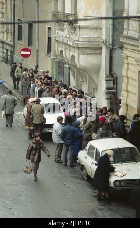 Bucarest, Romania, gennaio 1990. Meno di un mese dopo la rivoluzione anticomunista del dicembre 1989, la gente rimane ancora in lunghe file per ottenere la presa dei generi alimentari di base. Il sistema economico socialista centralizzato ha creato scarsità e fame. Qui, la gente rimane in una linea per ottenere le uova, tenendo i loro cartoni riutilizzabili. Foto Stock