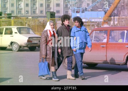 Bucarest, Romania, gennaio 1990. Pedoni nel centro di Bucarest, a meno di un mese dalla rivoluzione anticomunista del dicembre 1989. Foto Stock