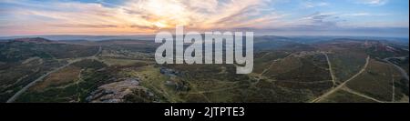 Tramonto su Haytor Rocks da un drone, Dartmoor Park, Devon, Inghilterra, Europa Foto Stock