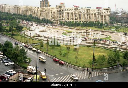 Bucarest, Romania, cca. 1996. La Piazza dell'Unione (Piata Unirii), con gli edifici residenziali, le fontane e la metropolitana, parte del progetto di sistematizzazione progettato da N. Ceausescu. Foto Stock