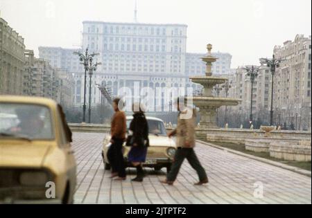 Bucarest, Romania, gennaio 1990. Vista della Casa del Popolo di Ceausescu (oggi Palazzo del Parlamento) e delle fontane sul Boulevard Unirii a poche settimane dalla rivoluzione anticomunista. Foto Stock