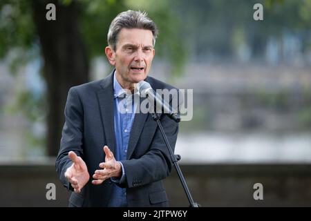 Dresda, Germania. 01st Set, 2022. Rolf Mützenich, presidente del gruppo parlamentare del DOCUP, interviene durante una dichiarazione di apertura per la riunione chiusa del gruppo parlamentare del DOCUP. Il 1 e 2 settembre 2022, il gruppo parlamentare dei socialdemocratici si riunirà per la sua regolare riunione chiusa nella capitale dello stato. Credit: Sebastian Kahnert/dpa/Alamy Live News Foto Stock