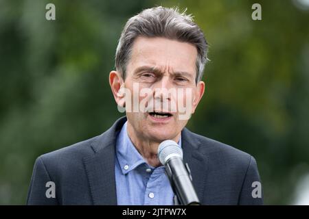 Dresda, Germania. 01st Set, 2022. Rolf Mützenich, presidente del gruppo parlamentare del DOCUP, interviene durante una dichiarazione di apertura per la riunione chiusa del gruppo parlamentare del DOCUP. Il 1 e 2 settembre 2022, il gruppo parlamentare dei socialdemocratici si riunirà per la sua regolare riunione chiusa nella capitale dello stato. Credit: Sebastian Kahnert/dpa/Alamy Live News Foto Stock