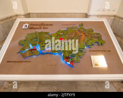 Yoshkar-Ola, 26 agosto 2022: mappa della Repubblica di Mari El nel Museo Nazionale della Repubblica di Mari El, intitolato a T Evseev. E 'museo regionale di Foto Stock