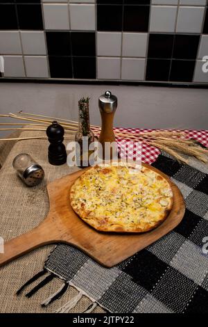 Funghi brasiliani, formaggio e pizza origano, vista dall'alto Foto Stock