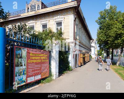 Yoshkar-Ola, 26 agosto 2022: Museo della fiaba di Mari e arte popolare Pampalche con denti d'argento in vecchia casa a Yoshkar-Ola. La casa di Naumov è histori Foto Stock