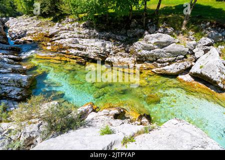 Acque cristalline del fiume Soca presso la piccola gola di Soca Foto Stock