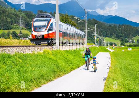 Moderno treno elettrificato vicino Schladming Foto Stock