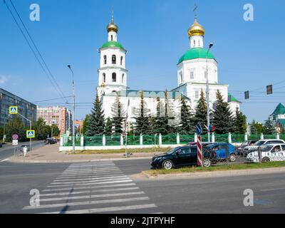 Yoshkar-Ola, 26 agosto 2022: Vista della Cattedrale dell'Ascensione sulla via Voznesenskaya nella città di Yoshkar-Ola il giorno d'estate. E 'stato costruito nel 1756, obje Foto Stock