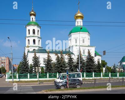 Yoshkar-Ola, 26 agosto 2022: Vista della Cattedrale dell'Ascensione sulla via Voznesenskaya a Yoshkar-Ola il giorno di sole estate. E 'stato costruito nel 1756, obj Foto Stock