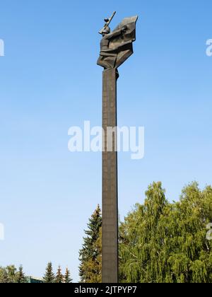 Yoshkar-Ola, 26 agosto 2022: Monumento della Gloria militare dedicato al 30th° anniversario della vittoria nella Grande Guerra Patriottica a Yoshkar-Ola. Statua di SOV Foto Stock