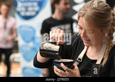 Lily Jones è un concorrente indipendente del UK latte Art Championship 2022 al caffè Culture Show 2022 presso l'iconico Business Design Centre di Islington, Londra, Regno Unito. - 1st Settembre 2022. Foto Stock