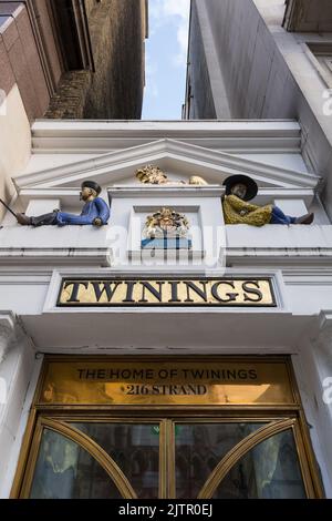 Il frontone decorativo di influenza cinese sopra l'entrata del Twinings Tea Shop e Emporium on the Strand, Londra, Inghilterra, Regno Unito Foto Stock